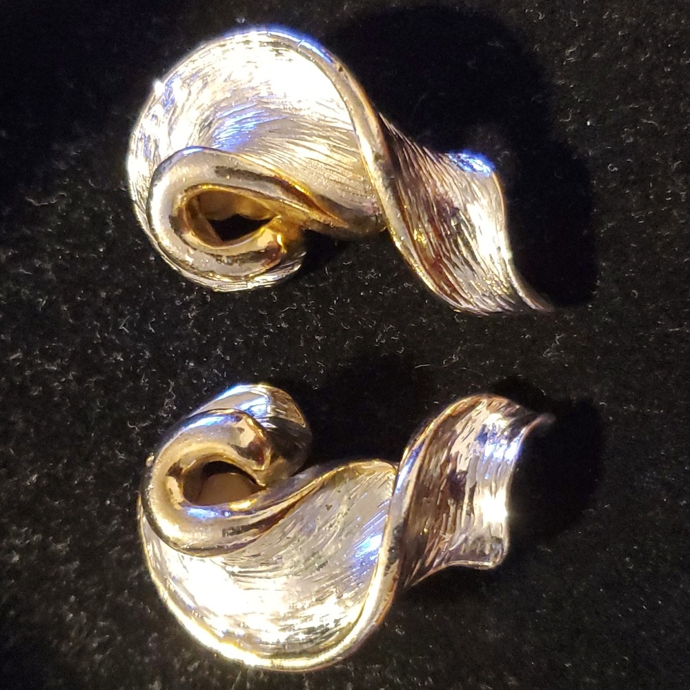 Large Modernist Gold Tone Metal Twist Earrings from the 80/90's.